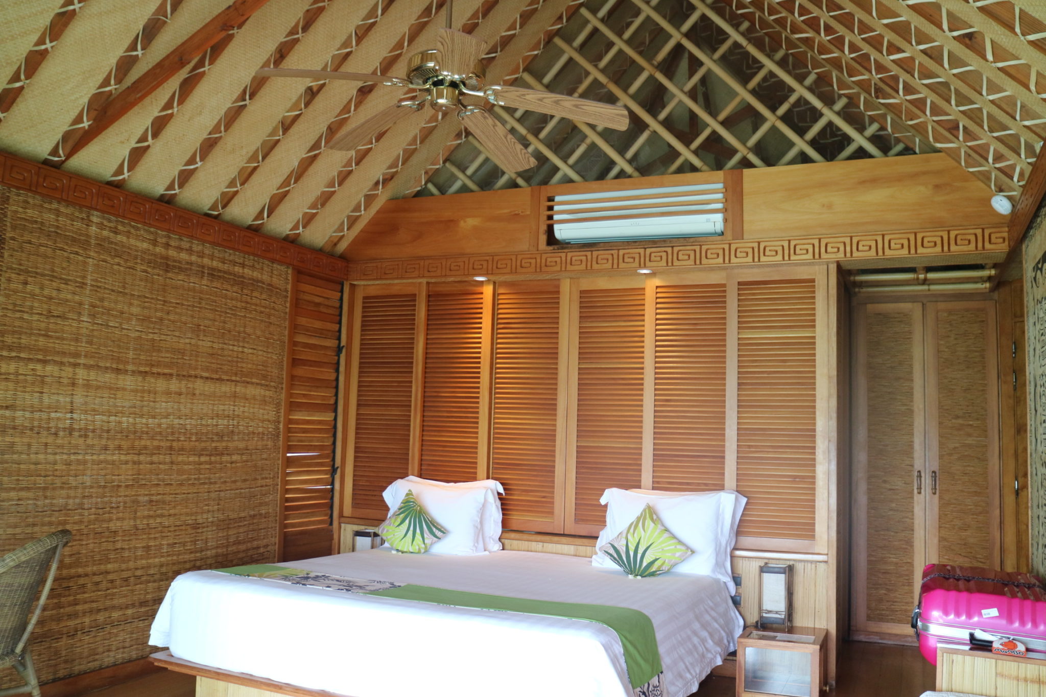 タヒチ水上コテージとキャリーケース