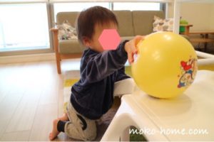 大きめのボールで遊ぶ1歳の男の子