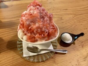 かき氷で有名な奈良県富雄「みやけ」のいちごかき氷
