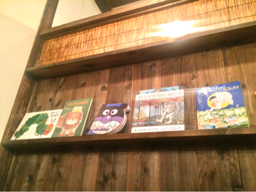 大阪キッズスペースカフェ「baby leaf」の絵本棚