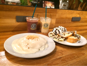 ホノルルコーヒーのパンケーキとアサイースムージー