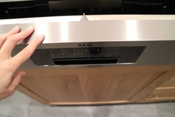 AEG（アーエーゲー）の食洗機を手で開けた写真